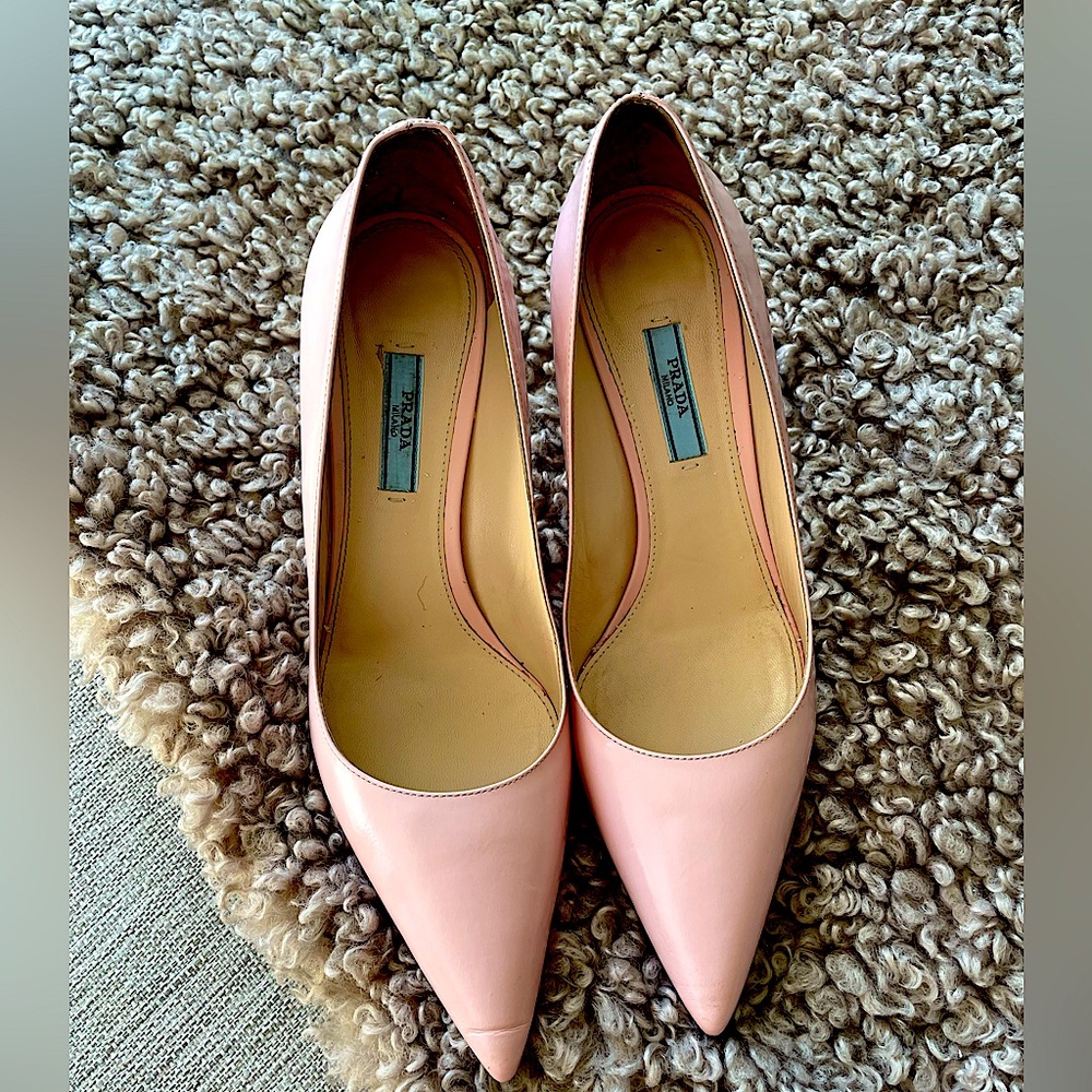 Elegant and classic heels from Prada. Beautiful color and very comfortable
